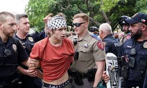 الشرطة الأمريكية تعتقل عدداً من الطلاب المتضامنين مع #فلسطين داخل حرم جامعة "أريزونا"